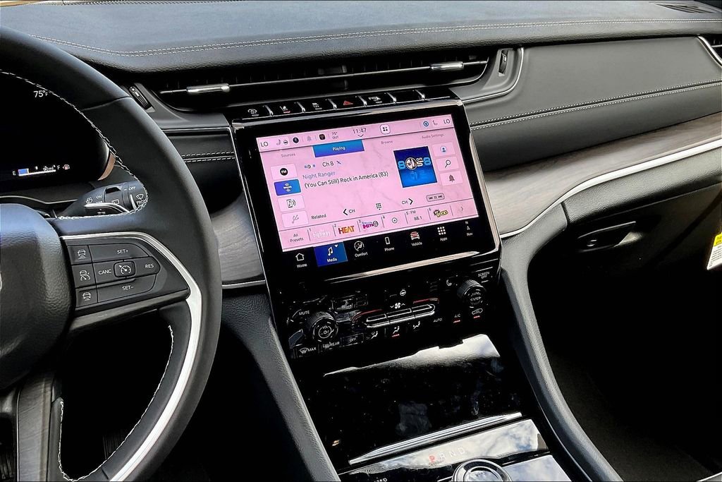 New 2025 Jeep Grand Cherokee Limited w/ Black Appearance Package image 7