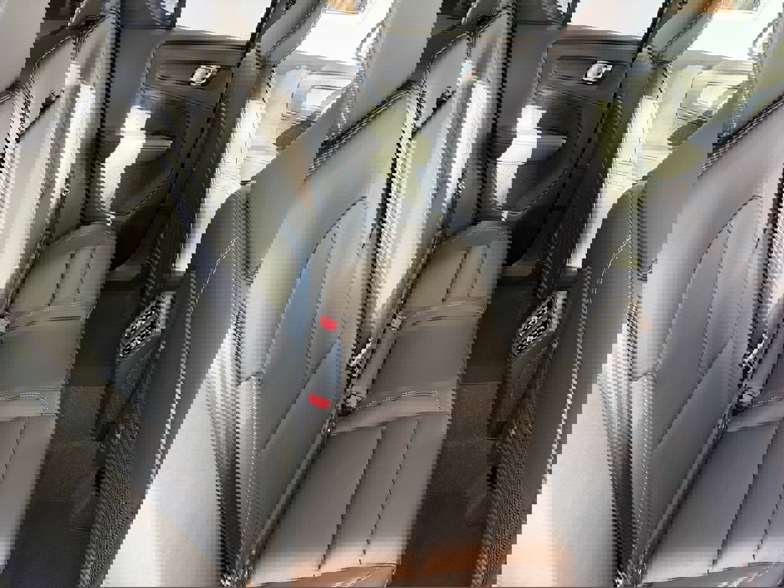 Certified 2025 Volvo XC40 B5 Core w/ Protection Package Premier image 25