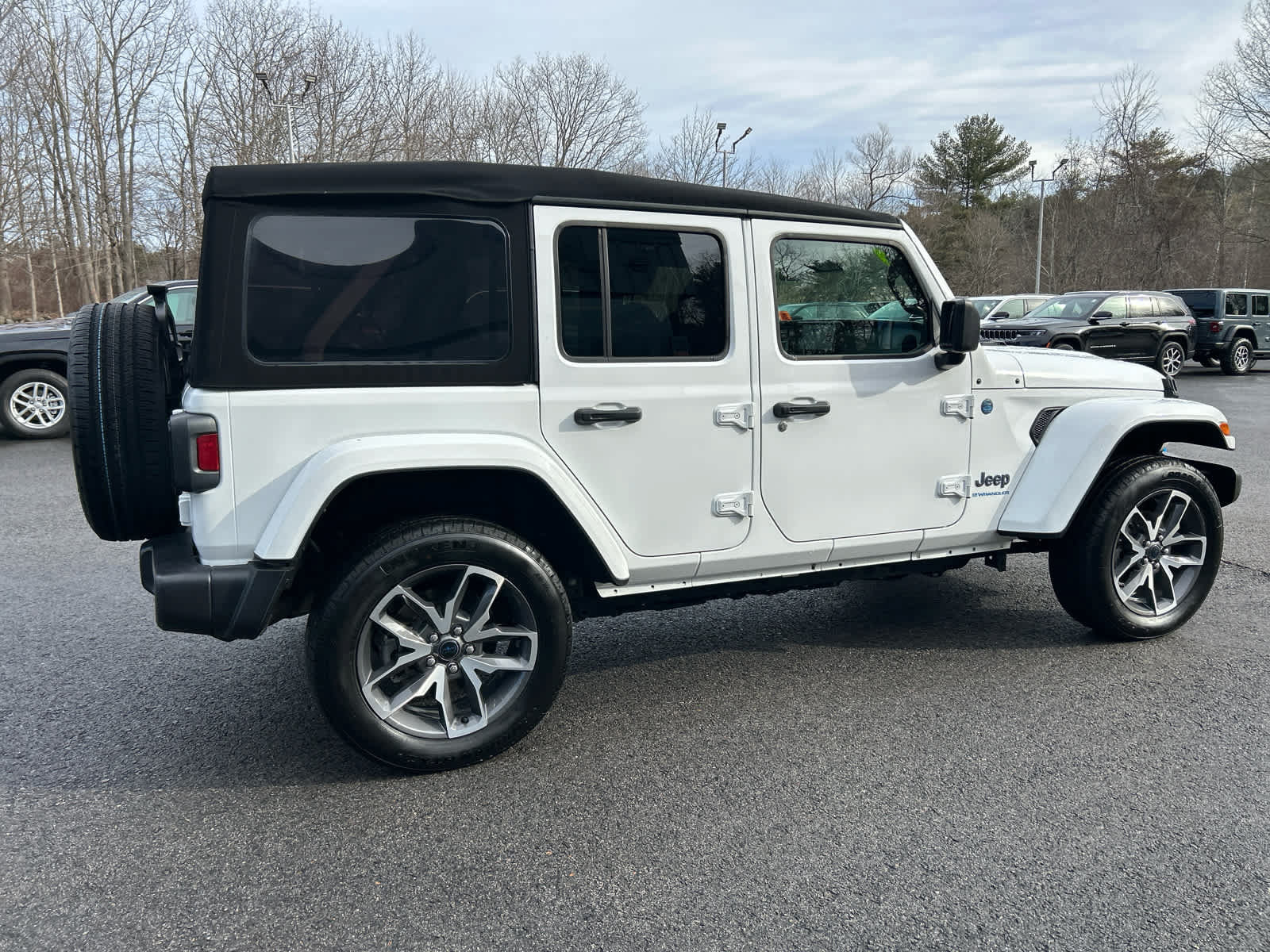Used 2024 Jeep Wrangler Unlimited w/ Convenience Group AWD/4WD image 4