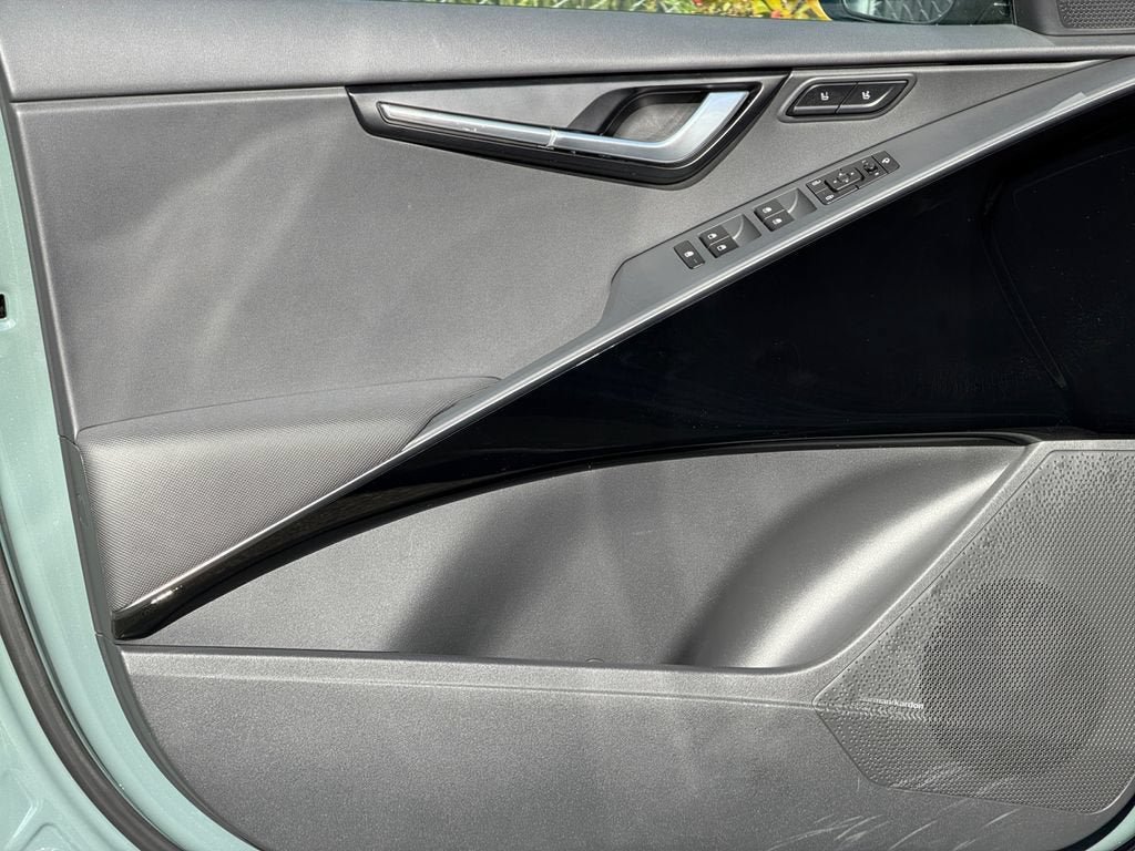 Used 2025 Kia Niro FWD image 20