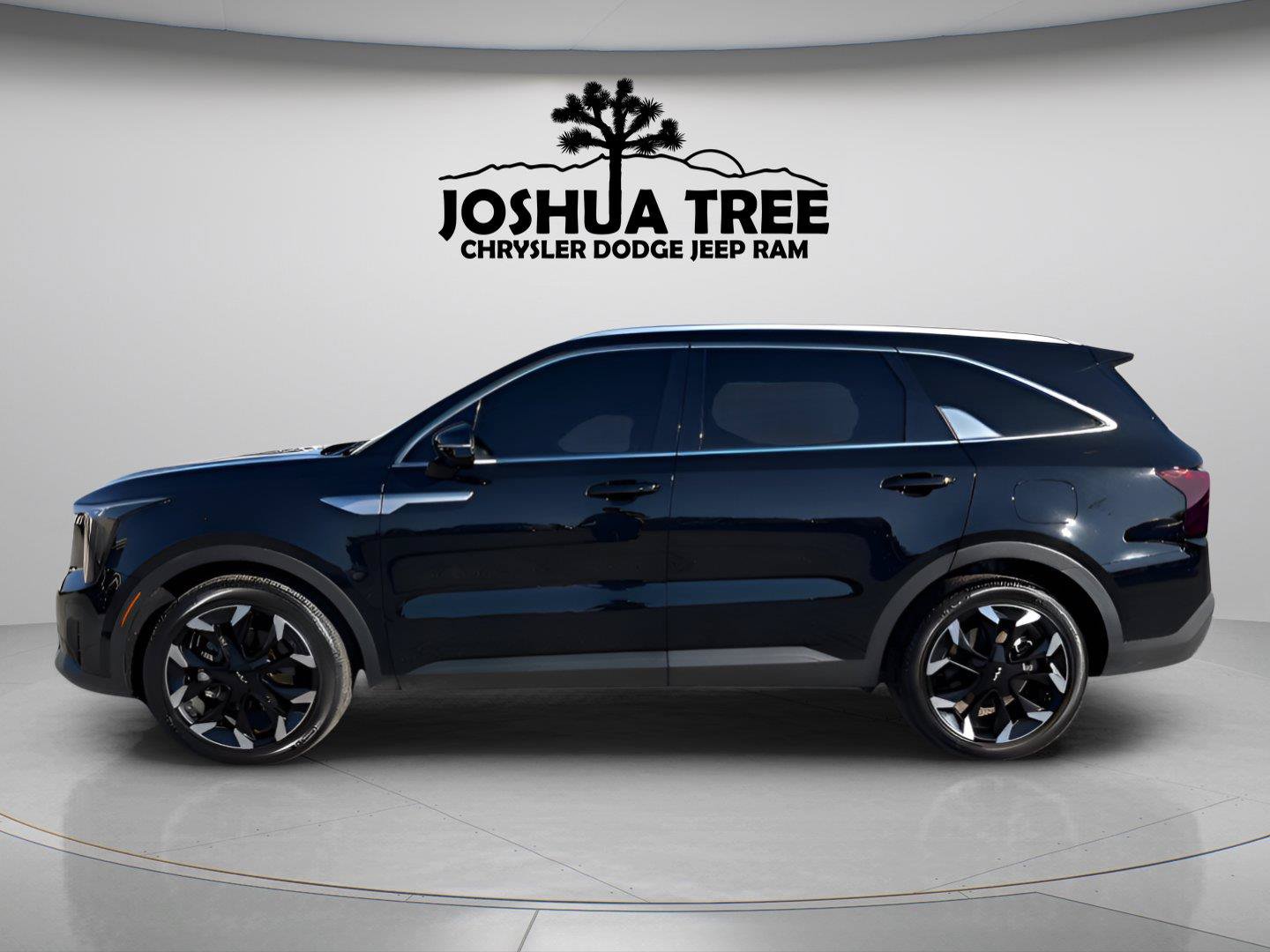 Used 2025 Kia Sorento EX w/ Panoramic Sunroof Package FWD image 4