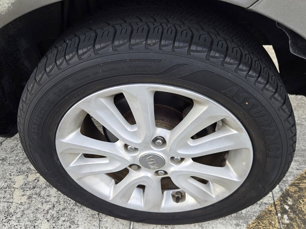 Used 2013 Kia Soul + FWD image 7