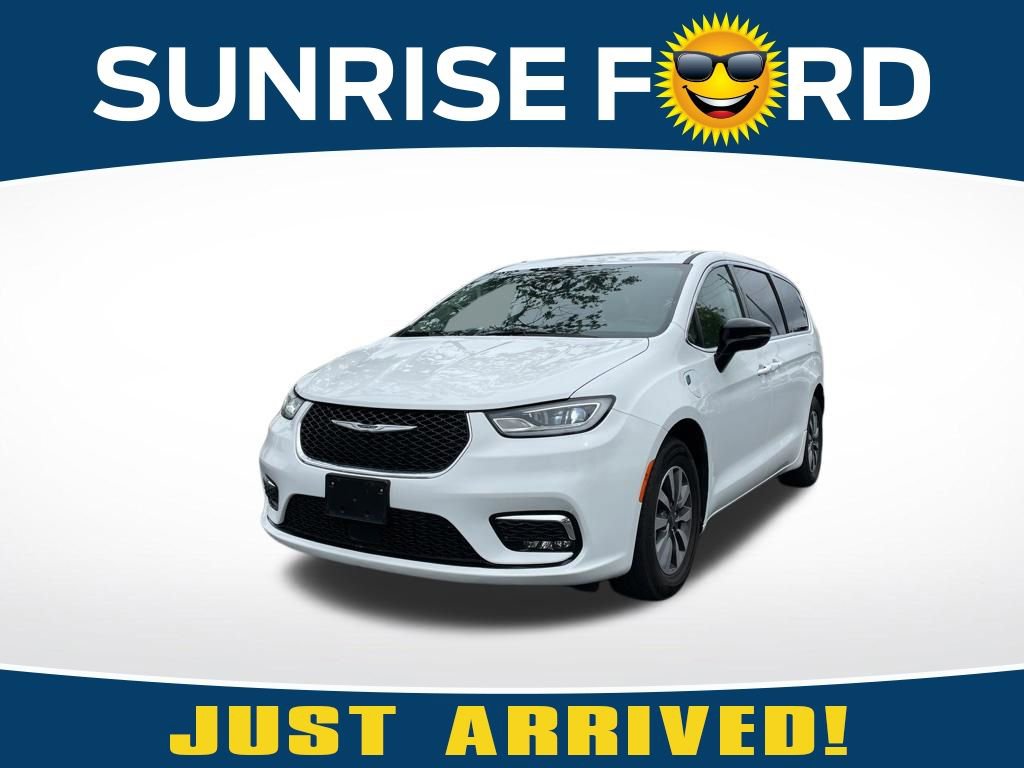 Used 2024 Chrysler Pacifica Select