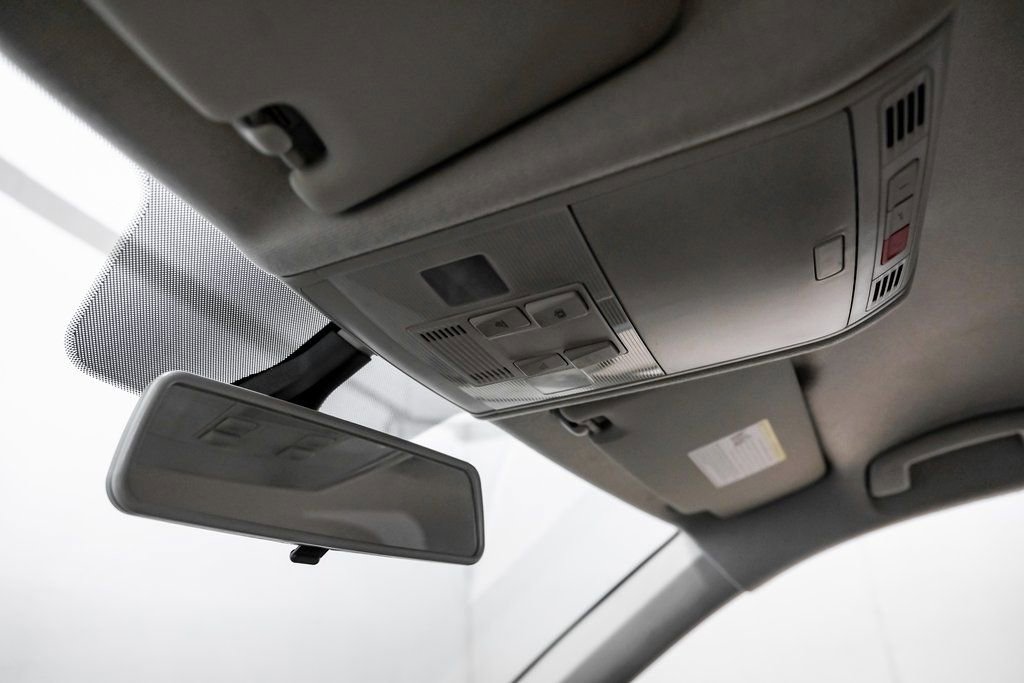 Used 2018 Volkswagen Tiguan SE image 32