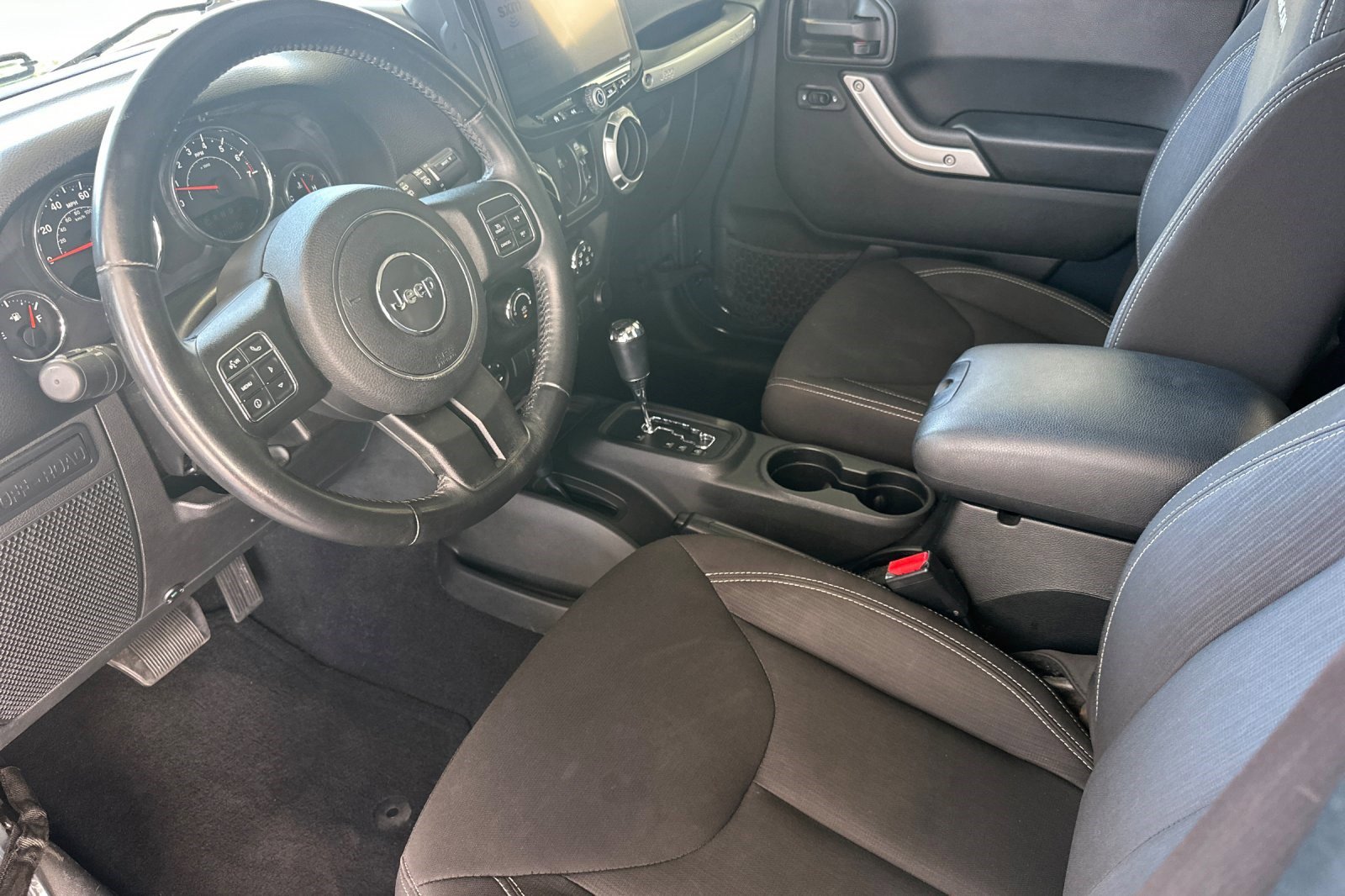 Used 2017 Jeep Wrangler Unlimited Rubicon w/ Connectivity Group AWD/4WD image 11