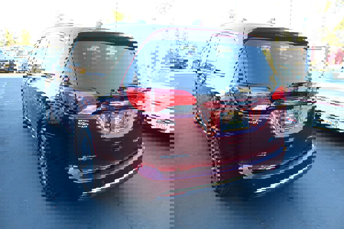 Used 2017 Chrysler Pacifica Platinum image 5