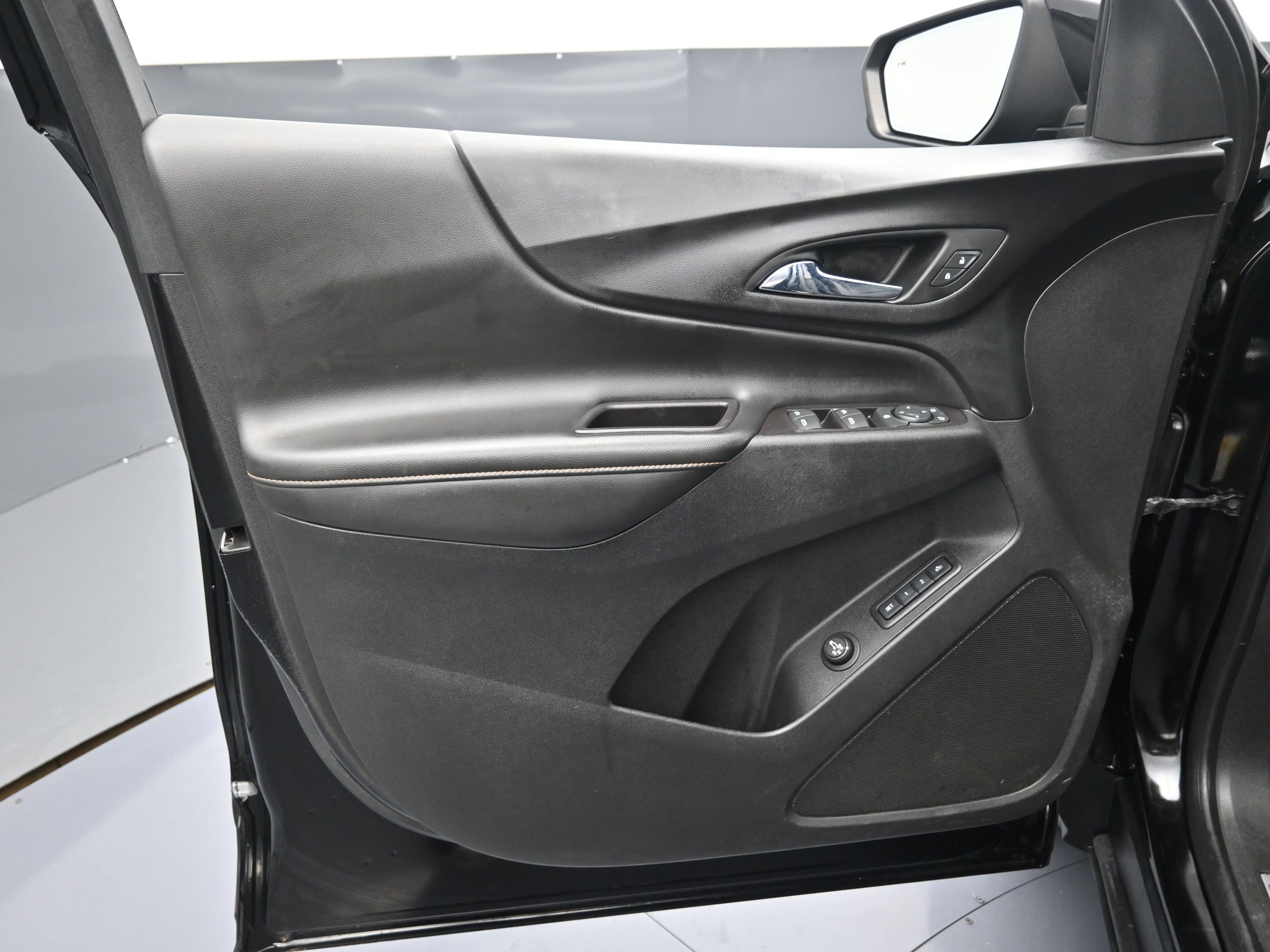 Used 2021 Chevrolet Equinox Premier w/ Redline Edition image 17