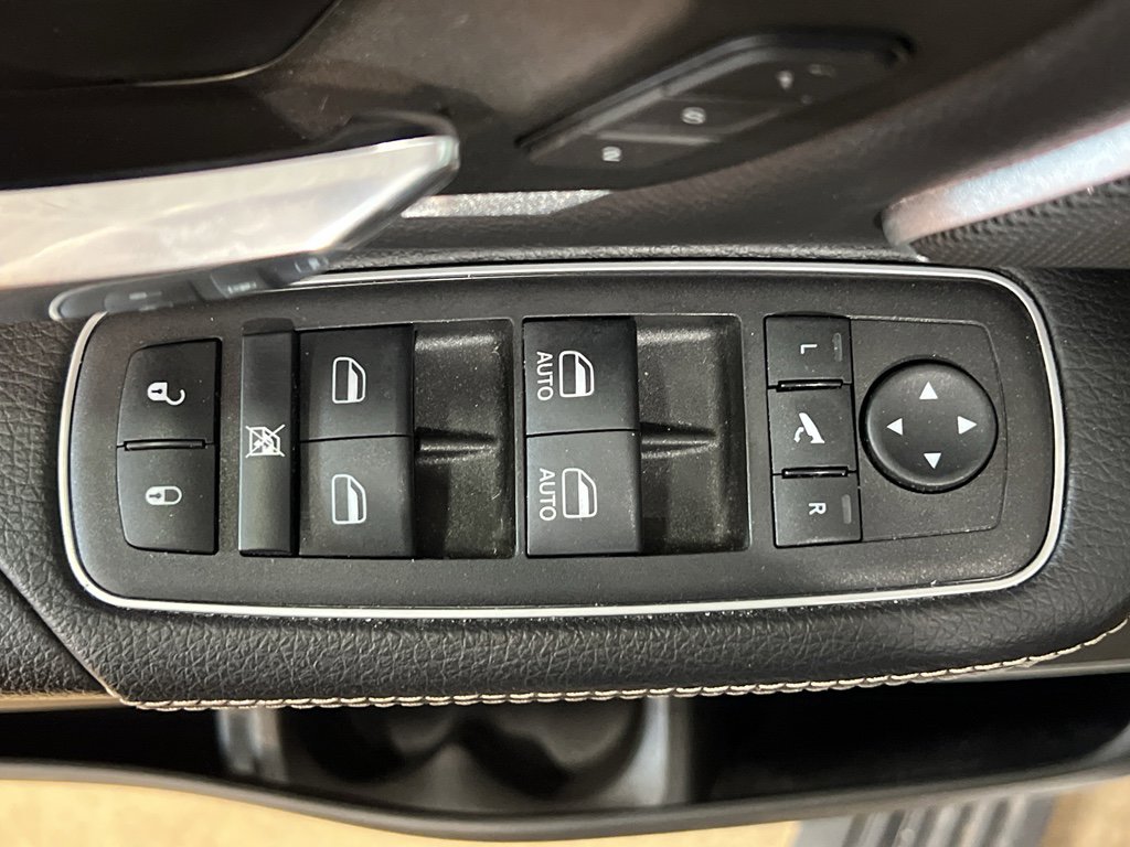 Used 2023 RAM 1500 Laramie AWD/4WD image 12