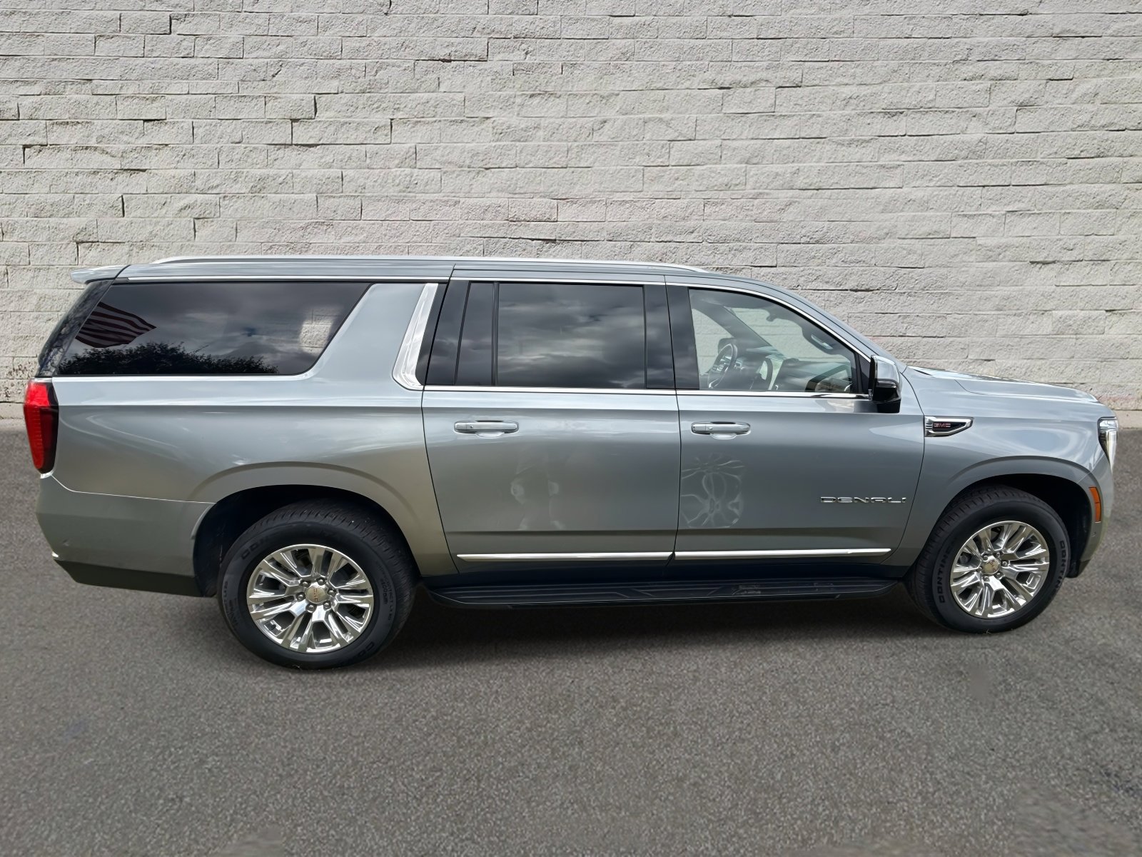 Used 2025 GMC Yukon XL Denali image 4