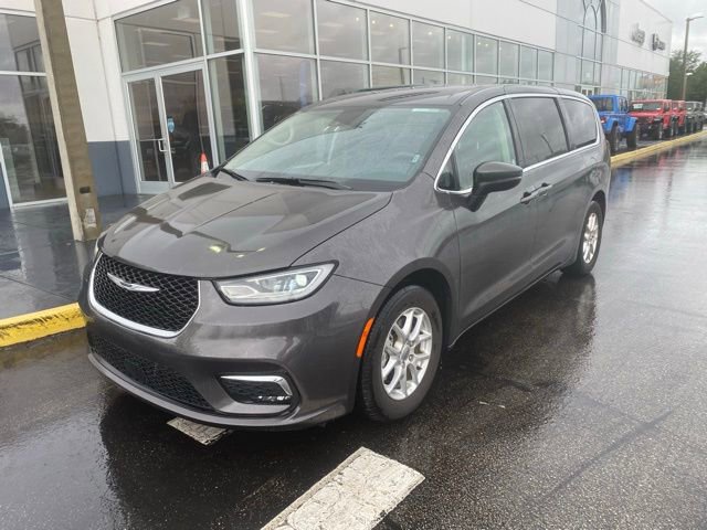 Used 2023 Chrysler Pacifica Touring-L image 4