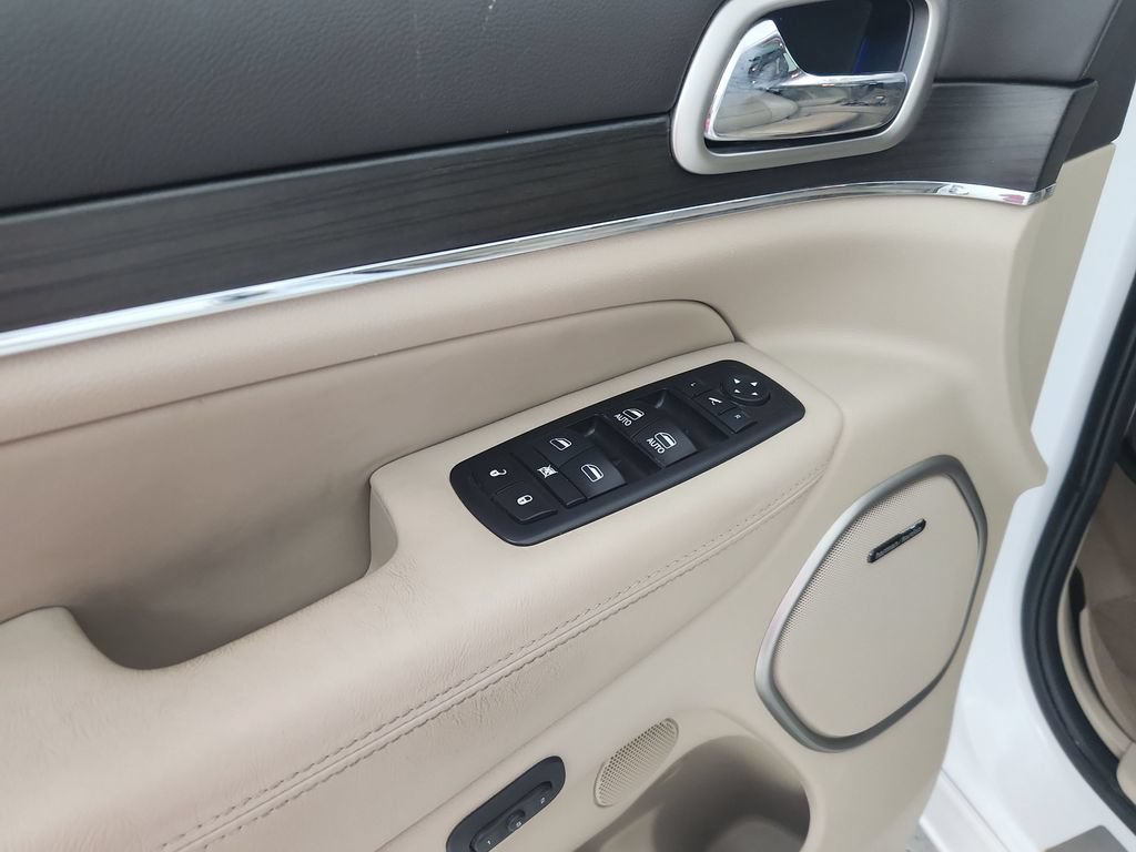 Used 2017 Jeep Grand Cherokee Overland w/ Jeep Active Safety Group AWD/4WD image 23