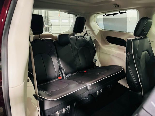 Used 2023 Chrysler Pacifica Limited image 36