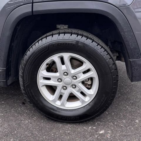 Used 2024 Jeep Grand Cherokee Laredo RWD image 8