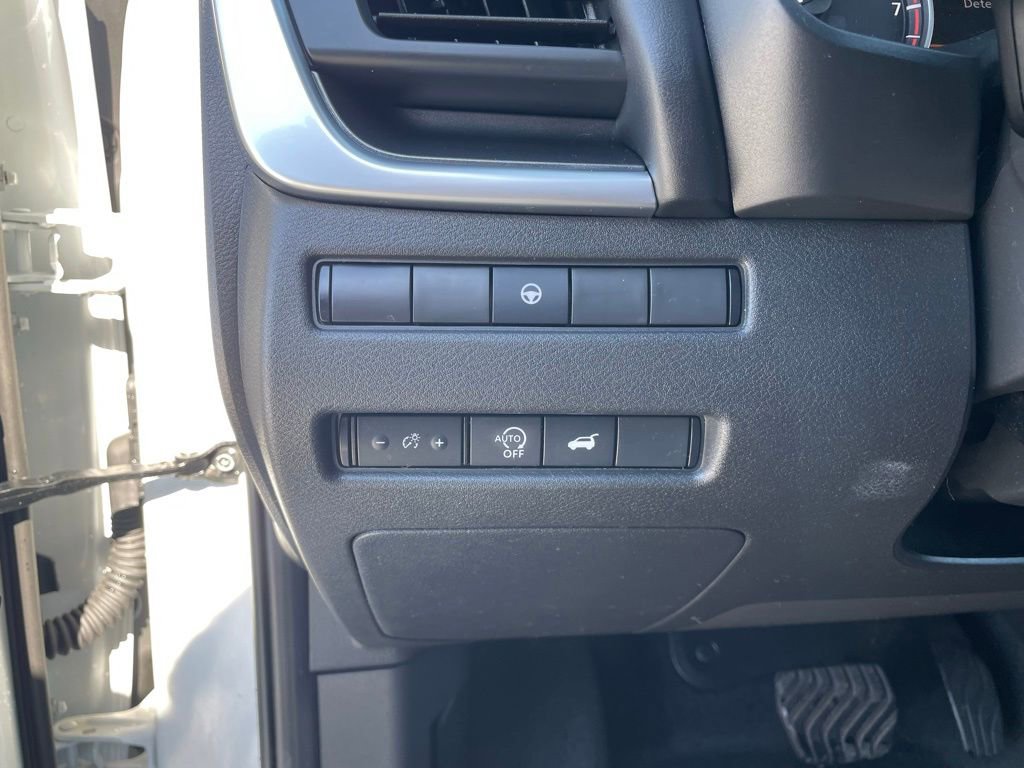 Used 2025 Nissan Rogue SV image 13