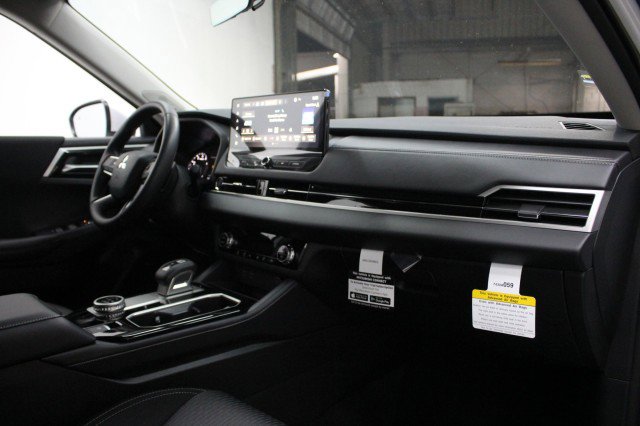 New 2026 Mitsubishi Outlander ES image 17