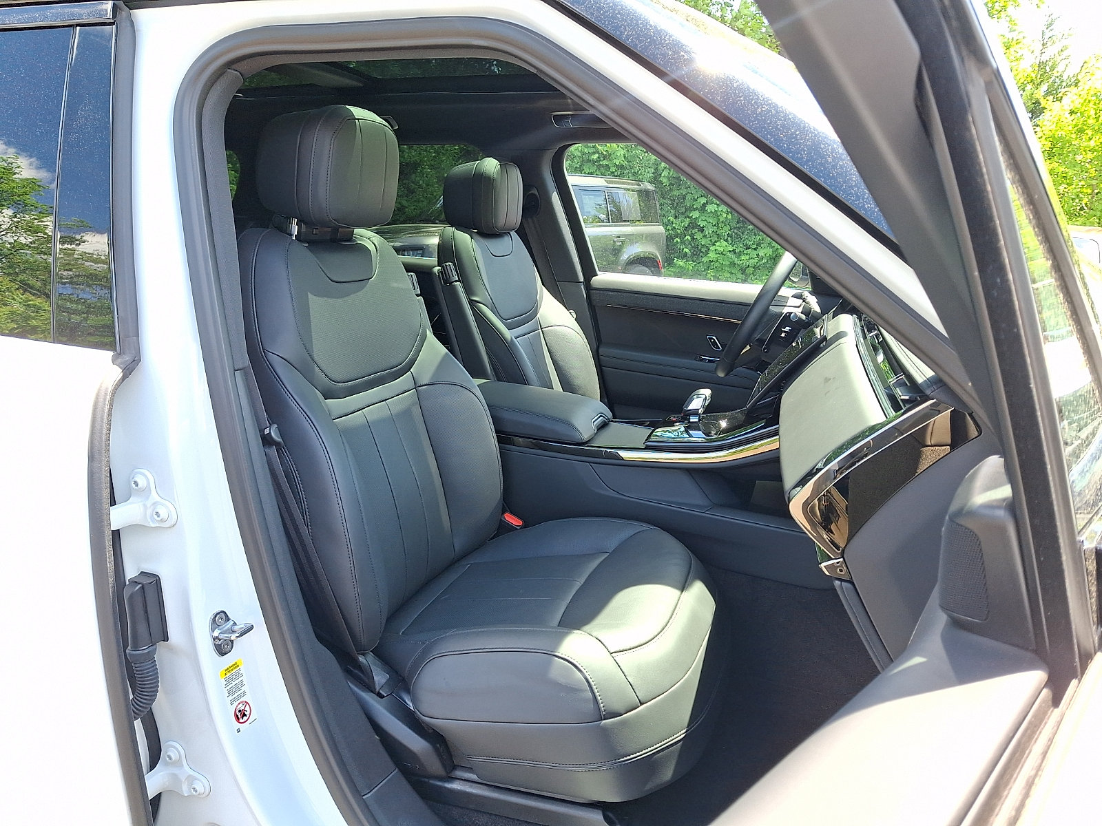 Used 2024 Land Rover Range Rover Sport Dynamic SE AWD/4WD image 3