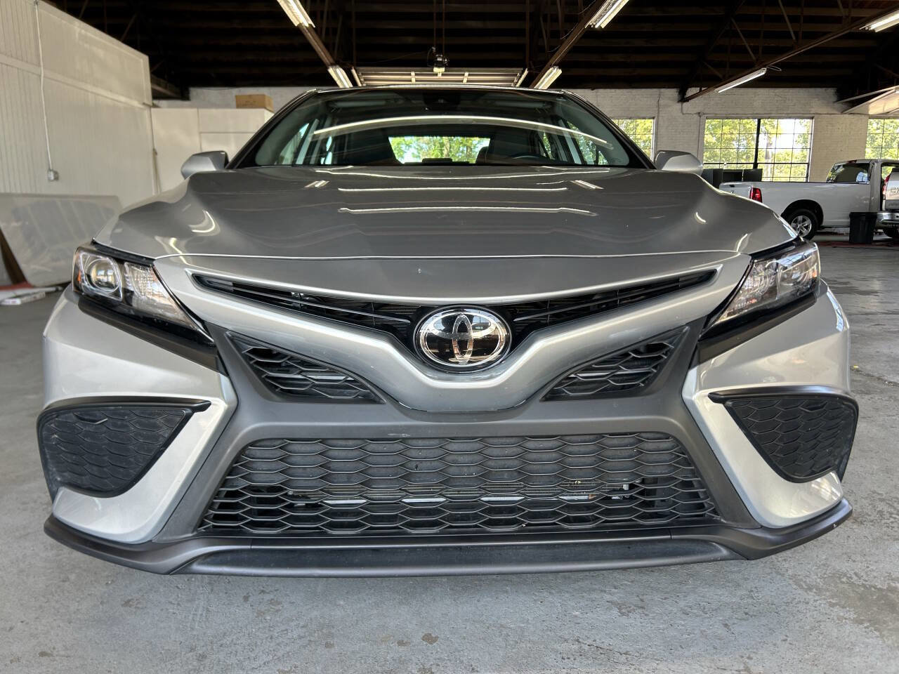 Used 2022 Toyota Camry SE image 2