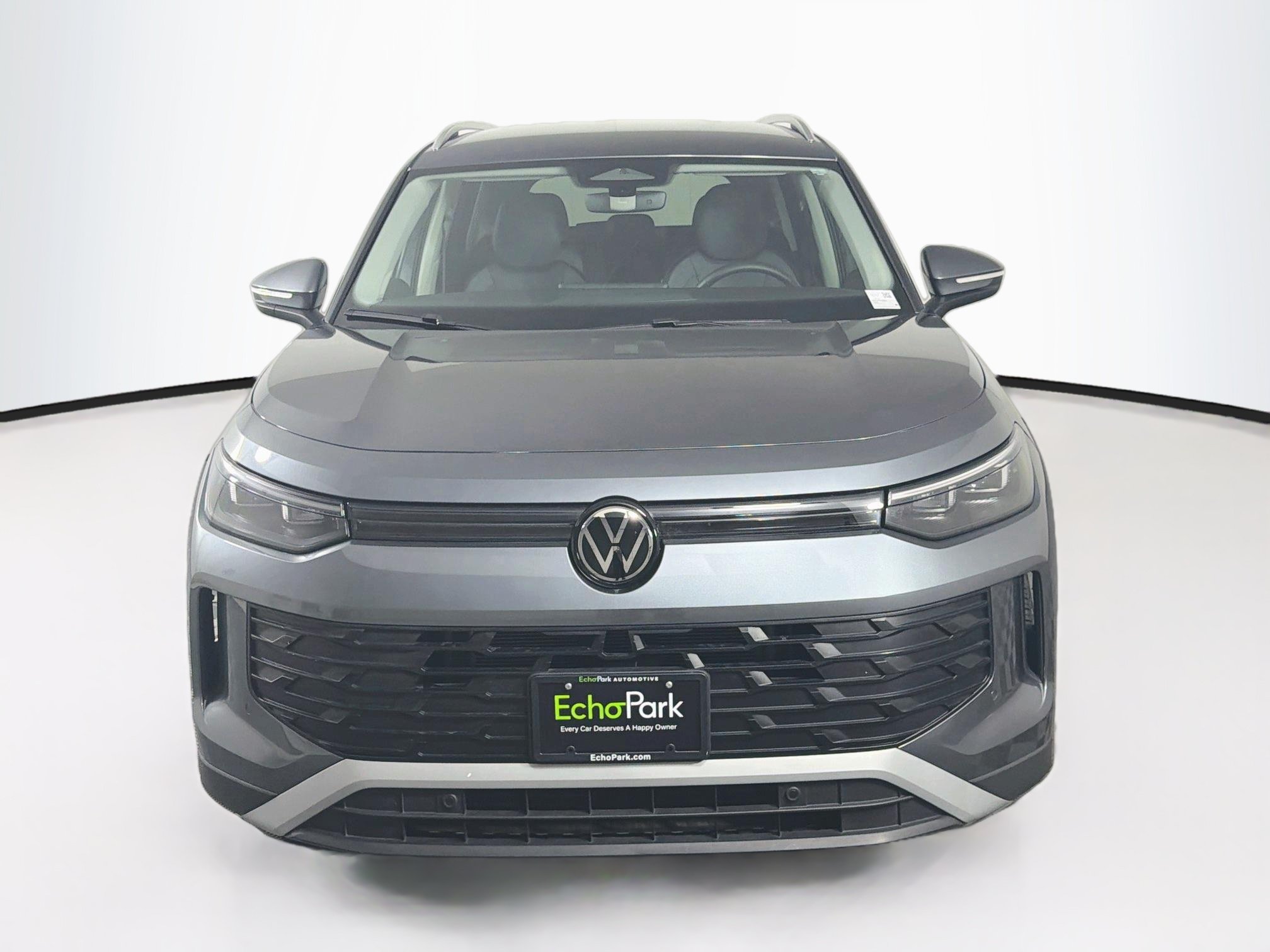 Used 2025 Volkswagen Tiguan SE FWD image 2