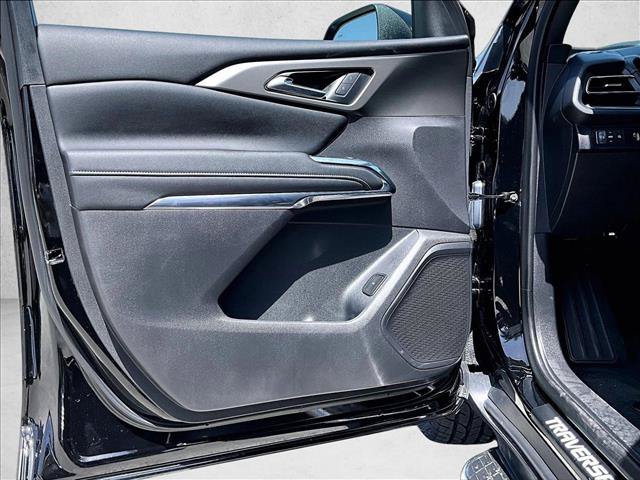 Used 2025 Chevrolet Traverse LT FWD image 18
