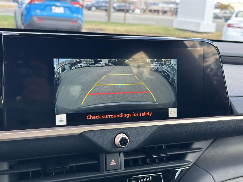 Used 2023 Toyota Crown XLE image 4