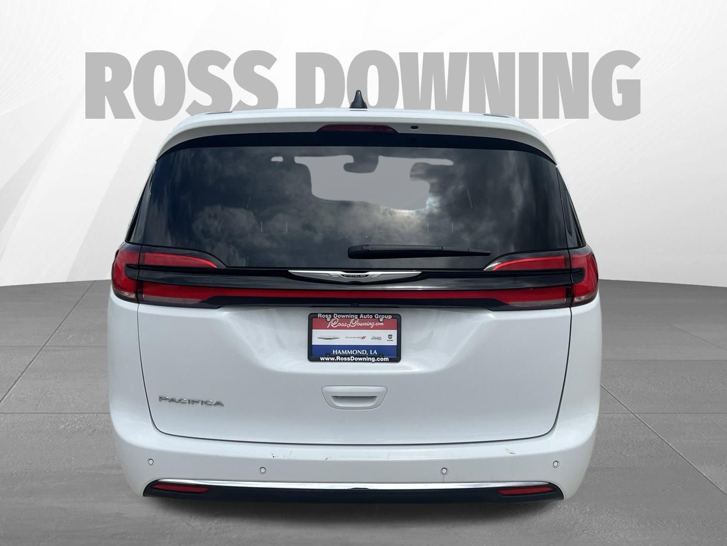Used 2025 Chrysler Pacifica Select FWD image 5