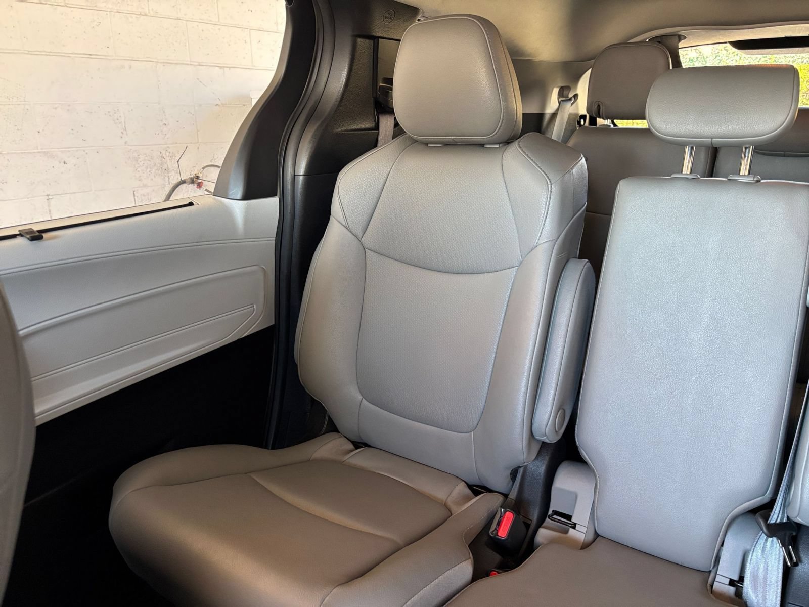 Used 2025 Toyota Sienna XLE FWD image 41
