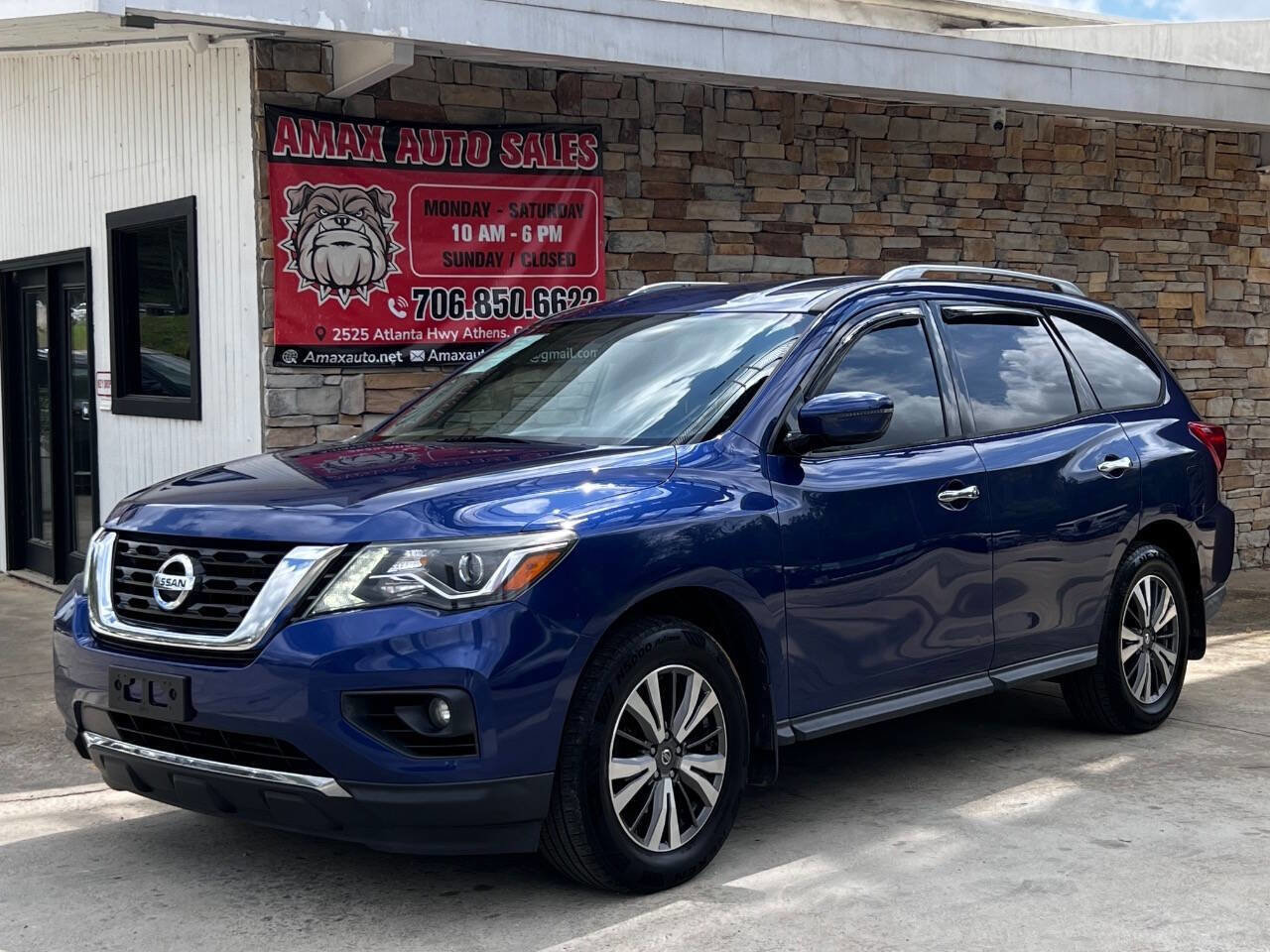 Used 2017 Nissan Pathfinder SV image 2