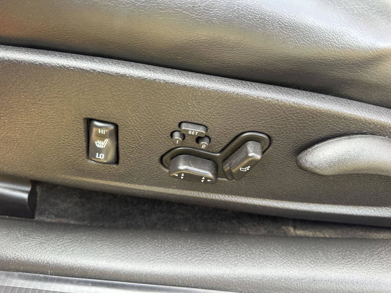 Used 2004 Chevrolet SSR w/ Preferred Equipment Group RWD image 12