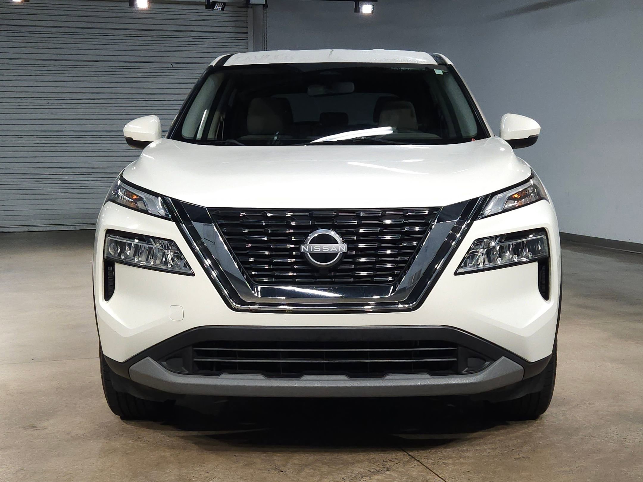 Used 2023 Nissan Rogue SV image 2