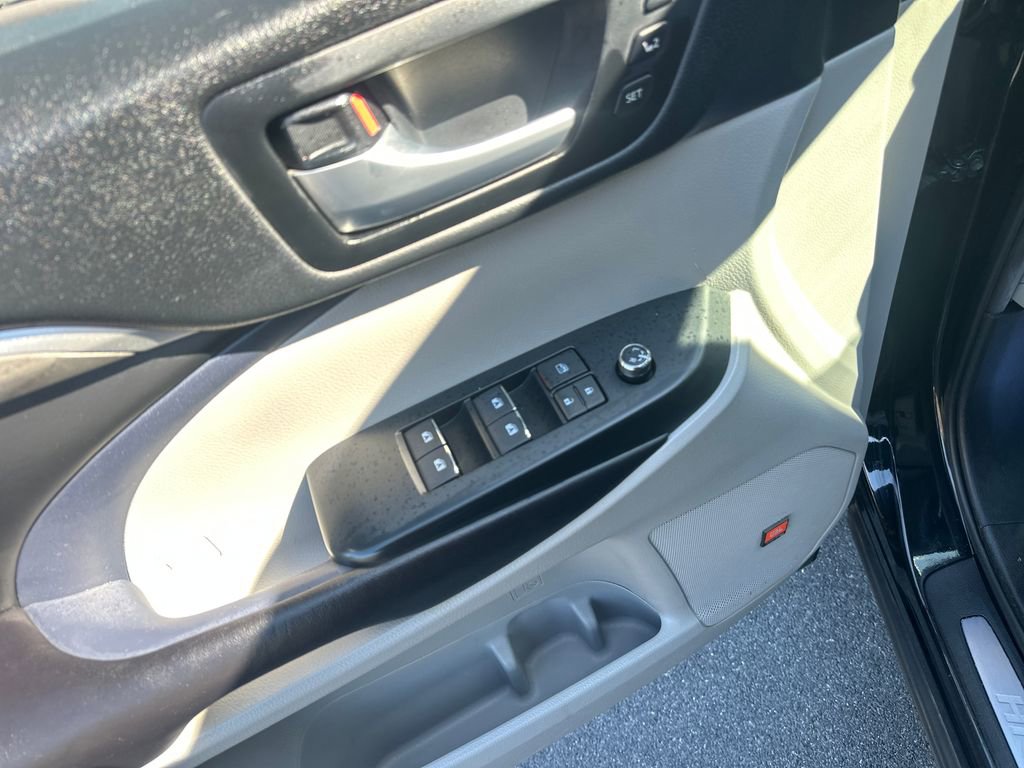 Used 2019 Toyota Highlander Limited AWD/4WD image 15