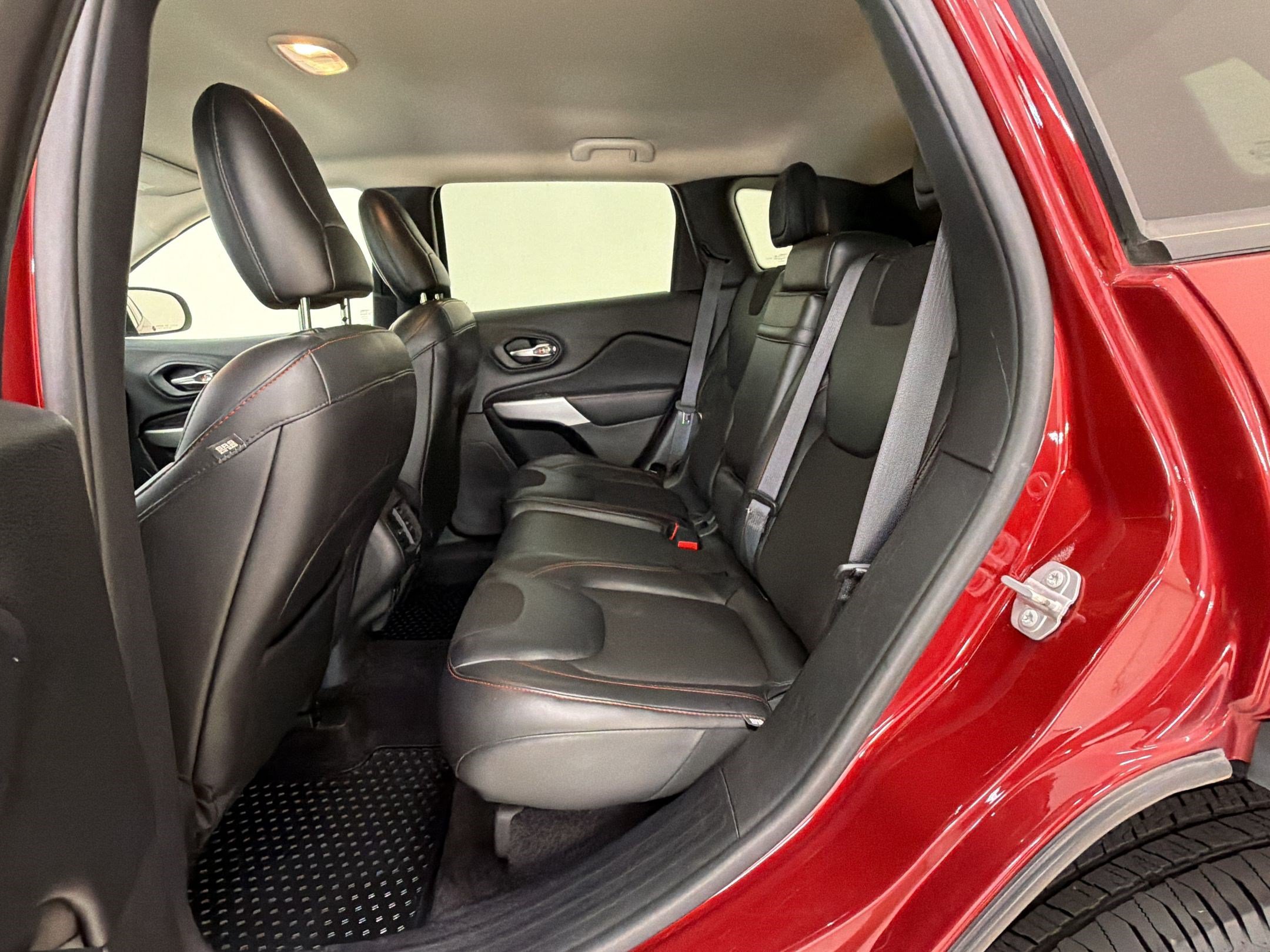 Used 2017 Jeep Cherokee Trailhawk w/ Cold Weather Group AWD/4WD image 24