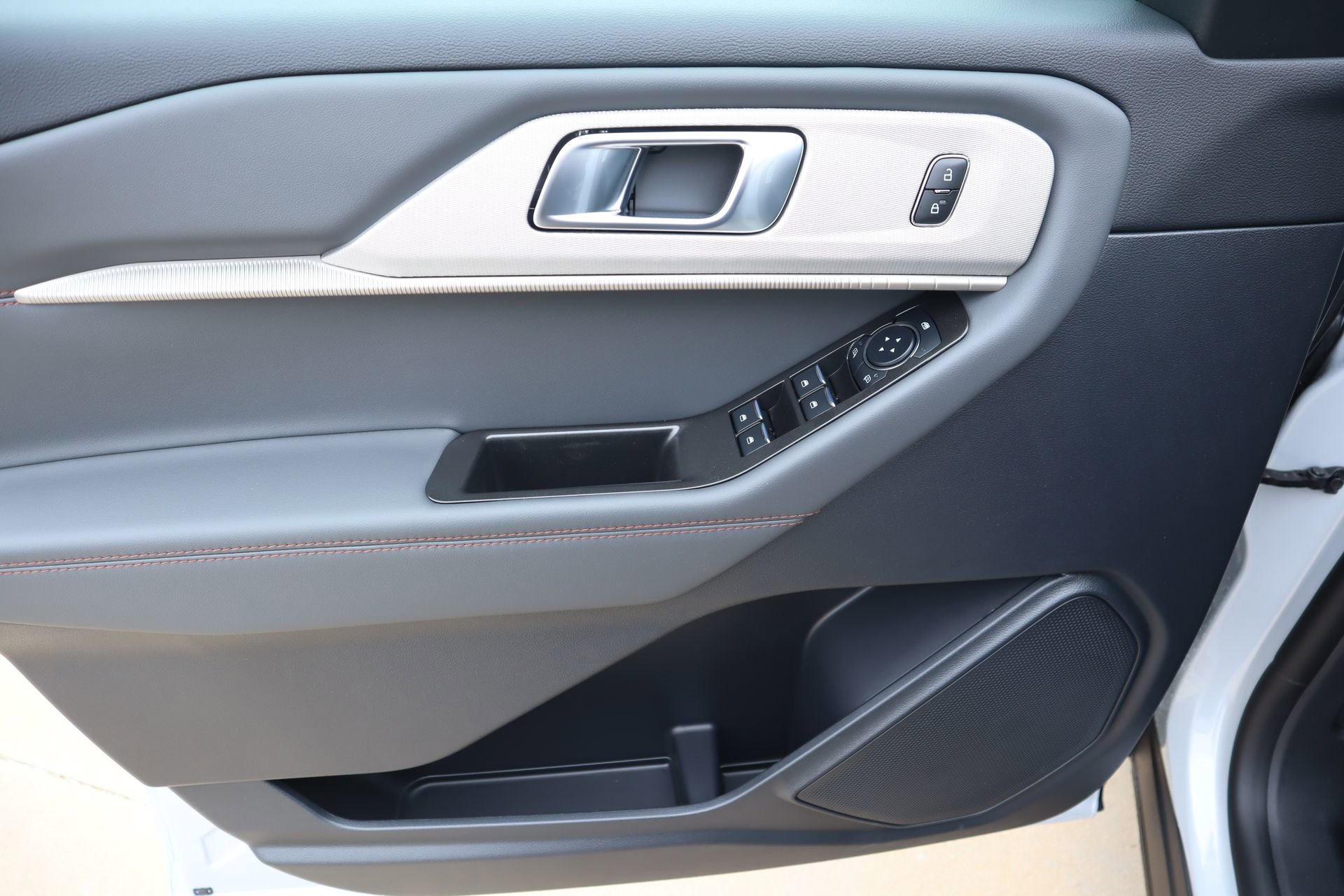 New 2026 Ford Explorer Active RWD image 17