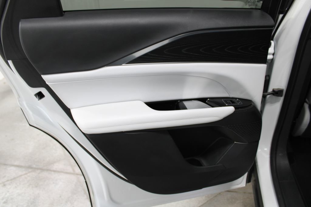 Used 2024 Cadillac Lyriq Luxury image 18