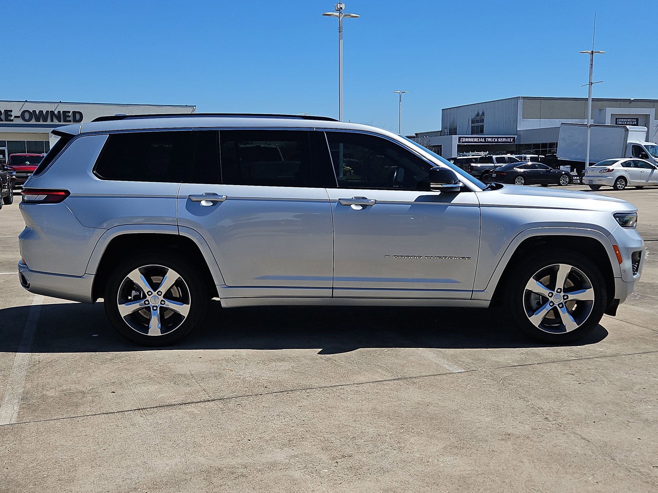Used 2021 Jeep Grand Cherokee L Overland w/ Luxury Tech Group IV AWD/4WD image 2