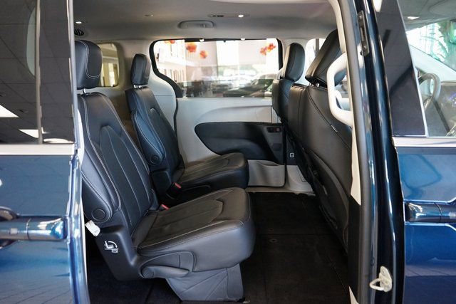 Used 2022 Chrysler Pacifica Touring-L image 12