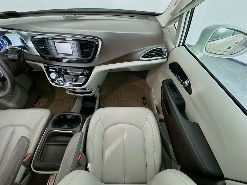 Used 2017 Chrysler Pacifica Touring-L FWD image 11
