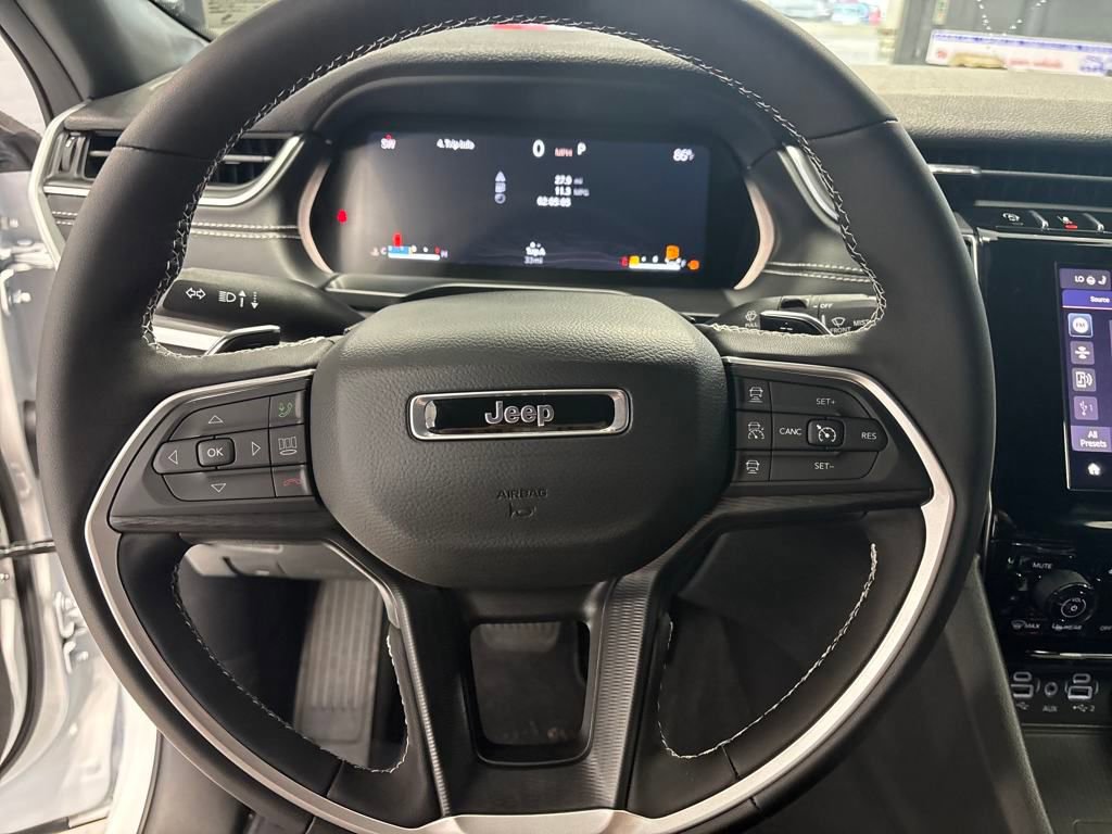 New 2025 Jeep Grand Cherokee Laredo X w/ Luxury Tech Group I image 16