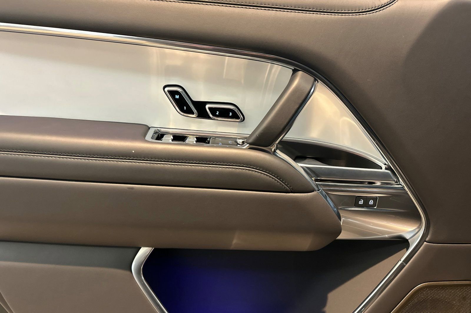 Used 2025 Land Rover Range Rover SV image 11