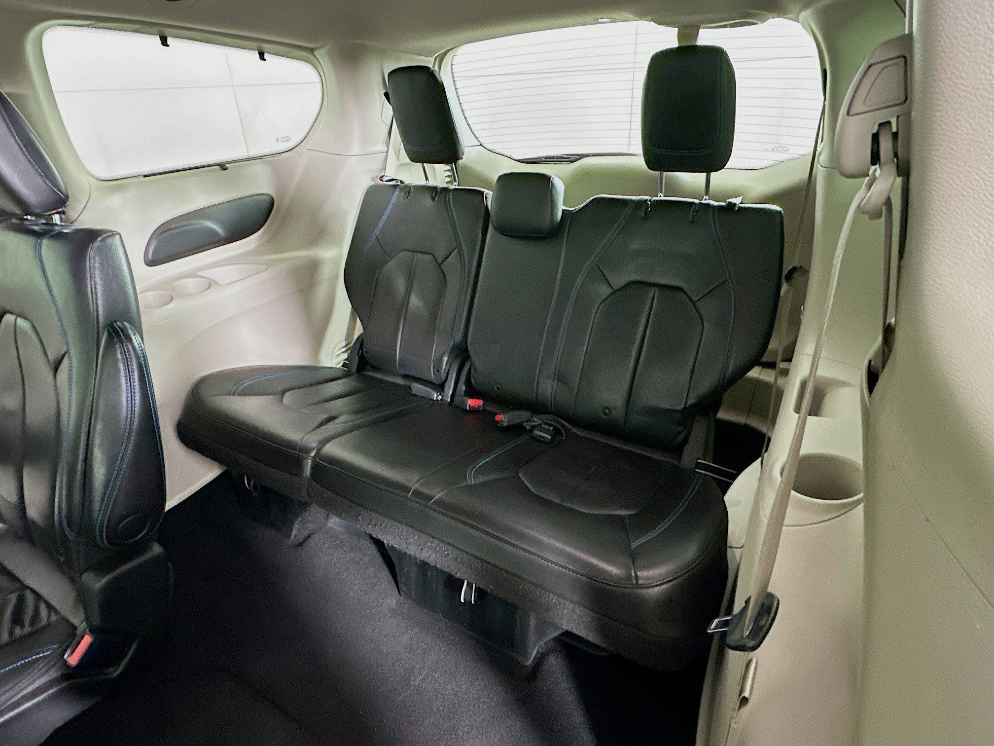 Used 2021 Chrysler Pacifica Touring-L image 28