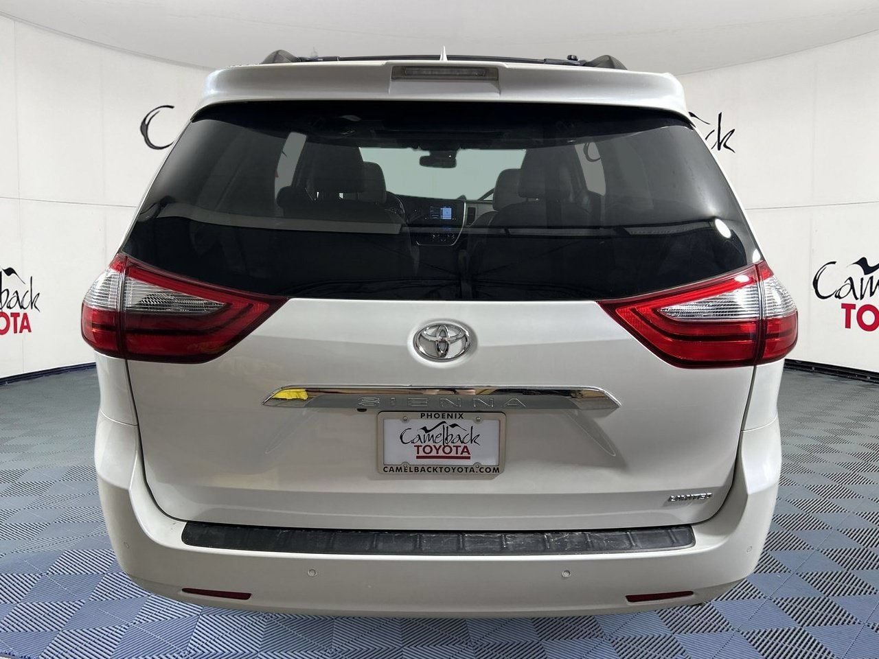 Used 2020 Toyota Sienna Limited Premium w/ Carpet Mat Package FWD image 7