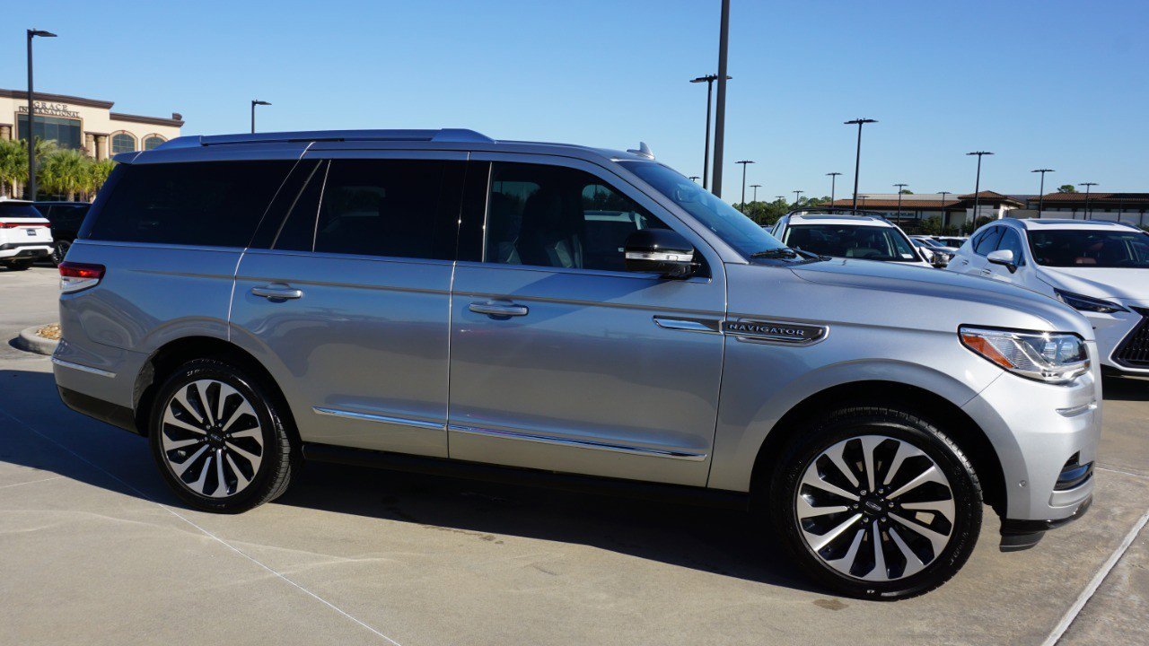 Used 2023 Lincoln Navigator Reserve image 4