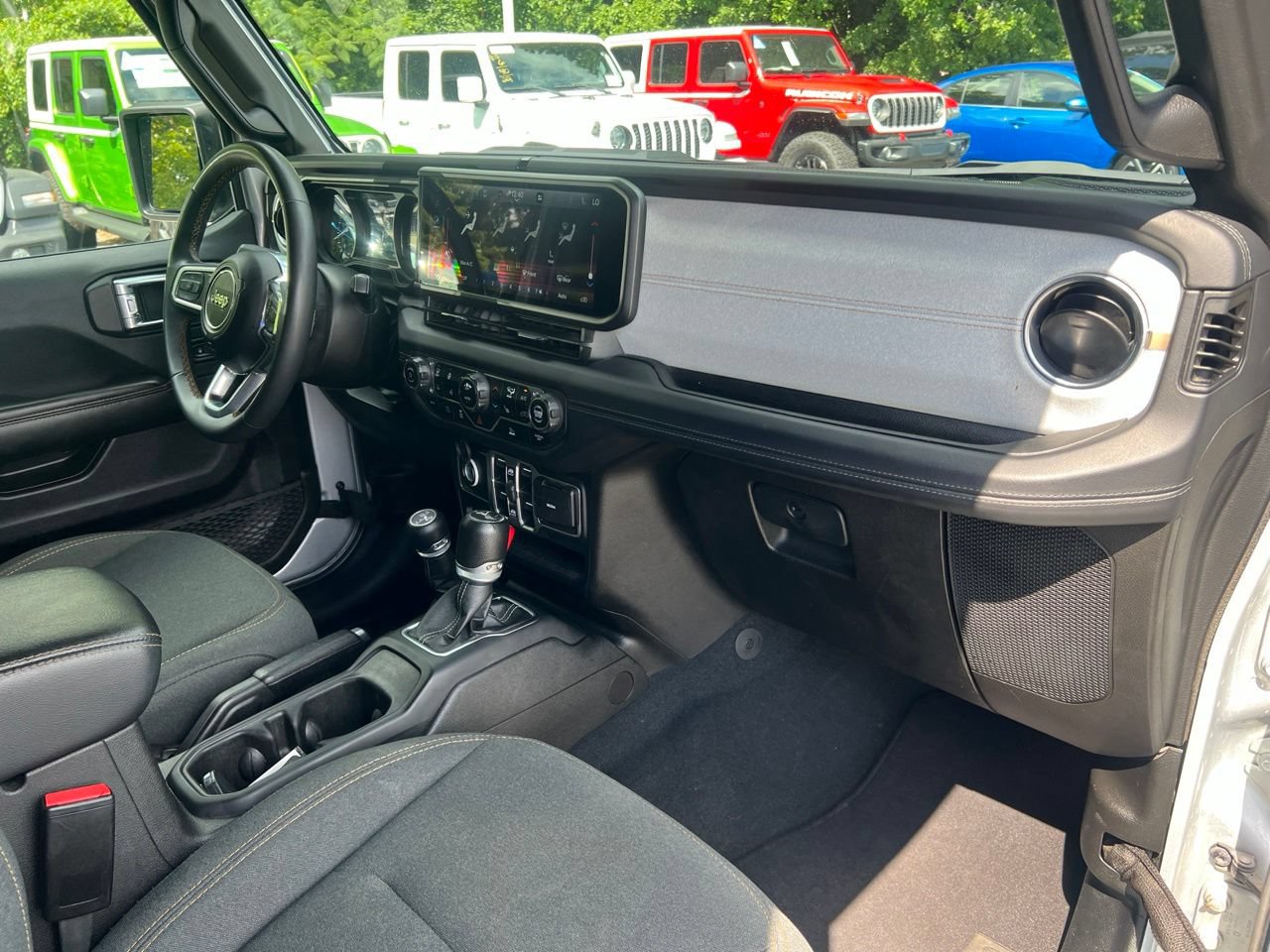 Used 2024 Jeep Wrangler Unlimited Sahara AWD/4WD image 24