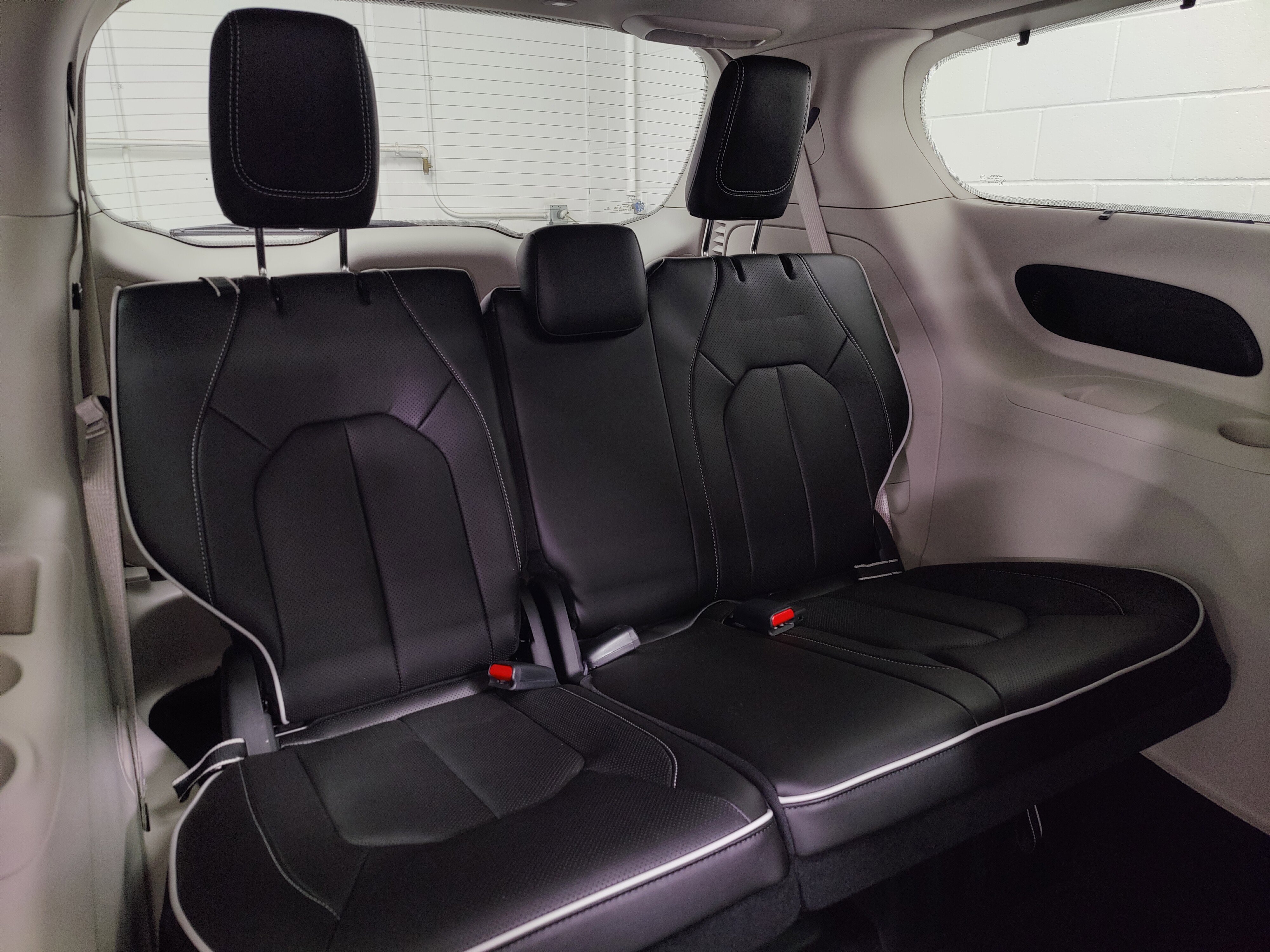 Used 2024 Chrysler Pacifica Limited image 24