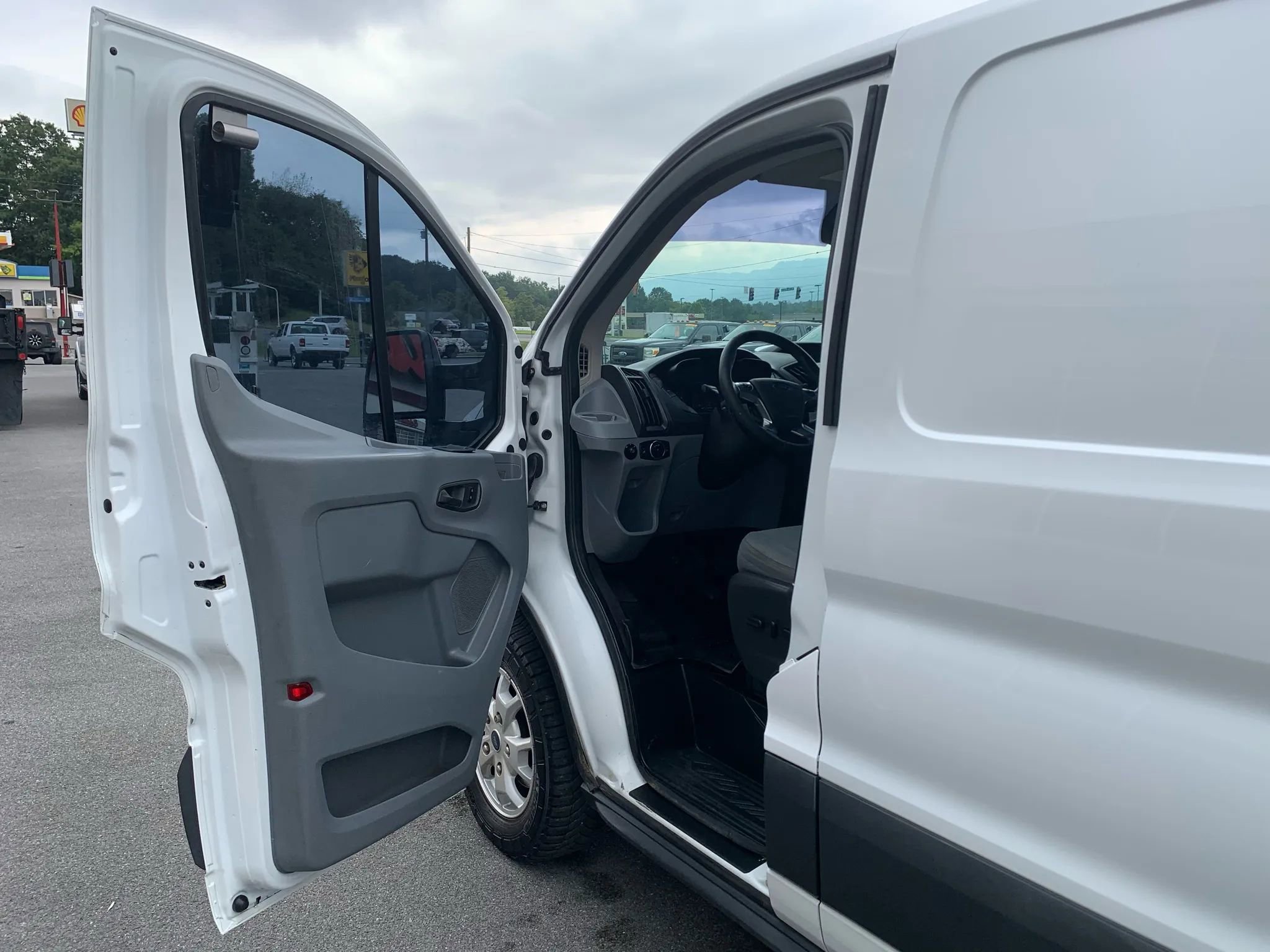 Used 2015 Ford Transit 250 130 Low Roof RWD image 7