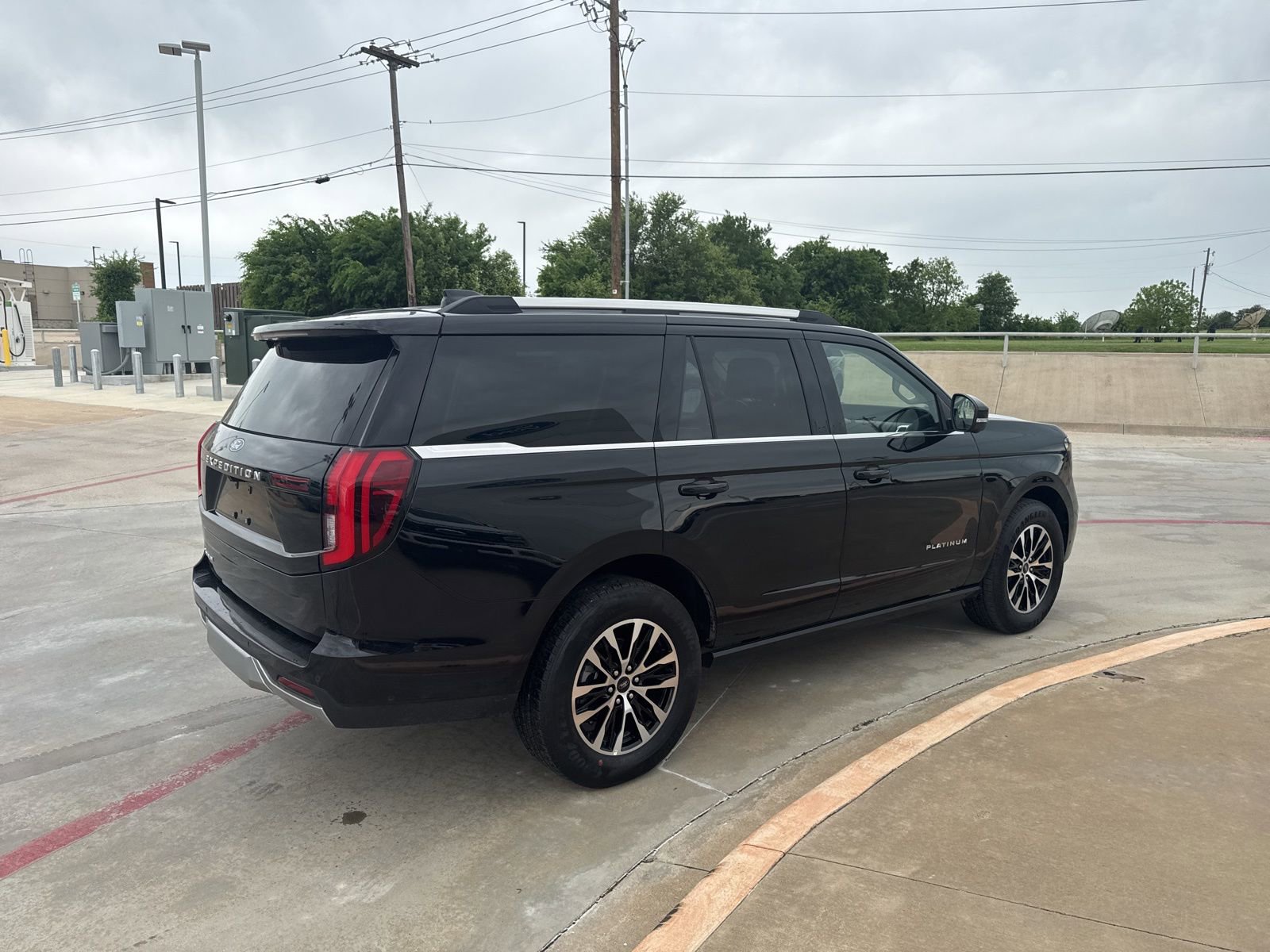Used 2025 Ford Expedition Platinum image 5