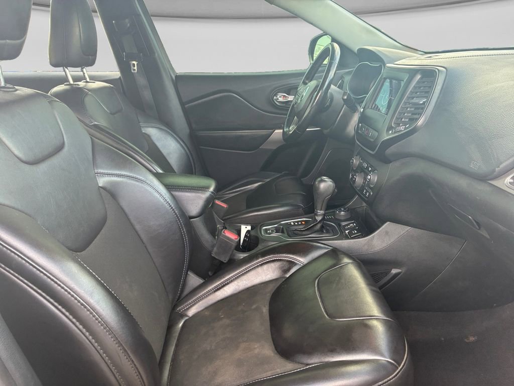 Used 2021 Jeep Cherokee Latitude Plus AWD/4WD image 28