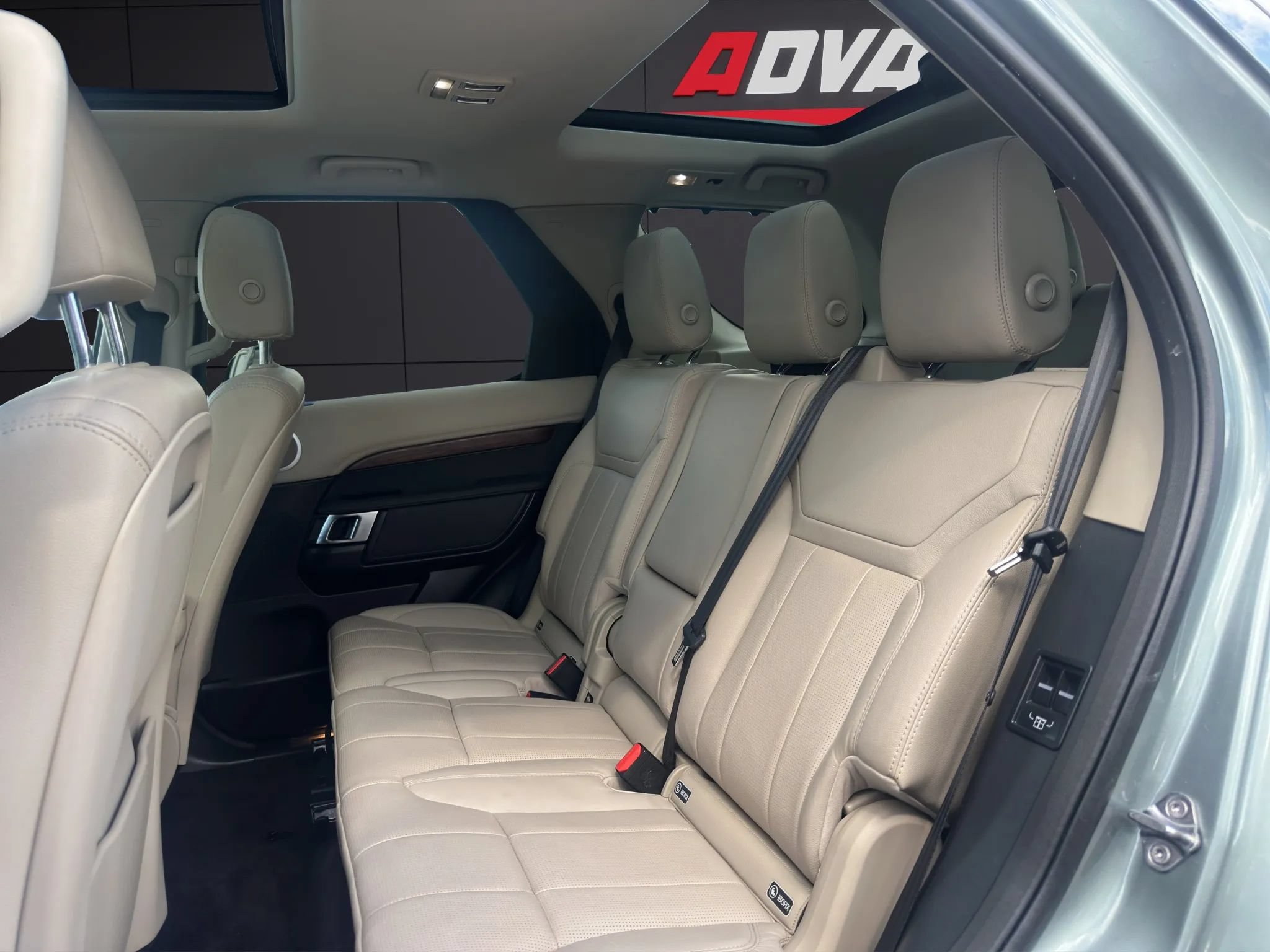 Used 2017 Land Rover Discovery HSE AWD/4WD image 13