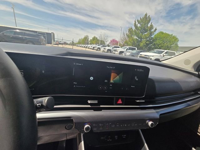 Used 2025 Kia Carnival FWD image 33