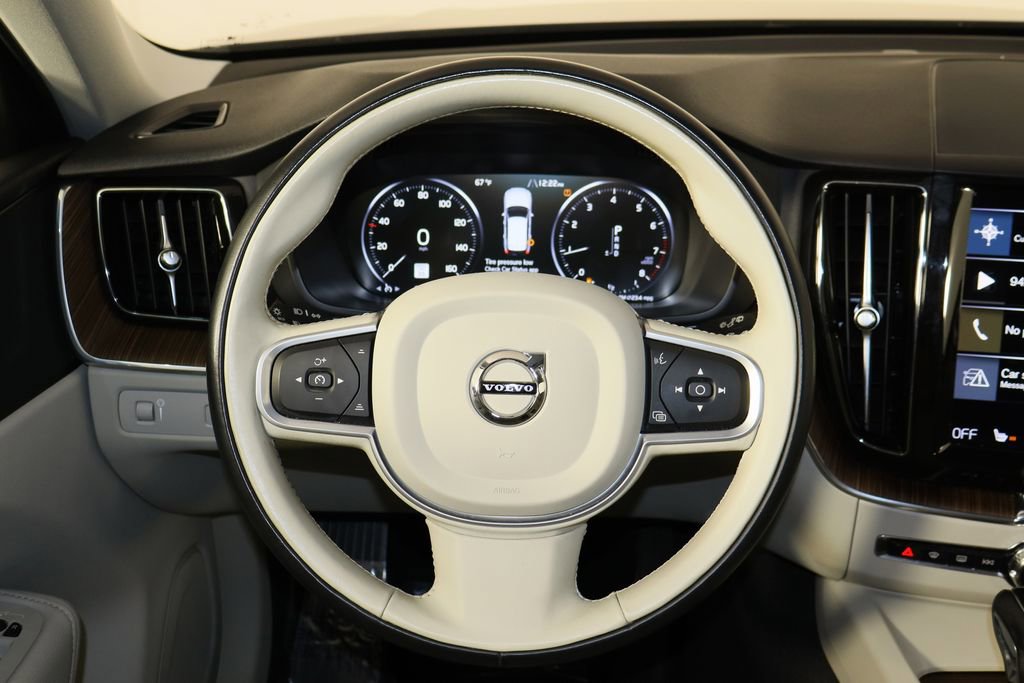 Used 2021 Volvo XC60 T5 Momentum w/ Premium Package image 31