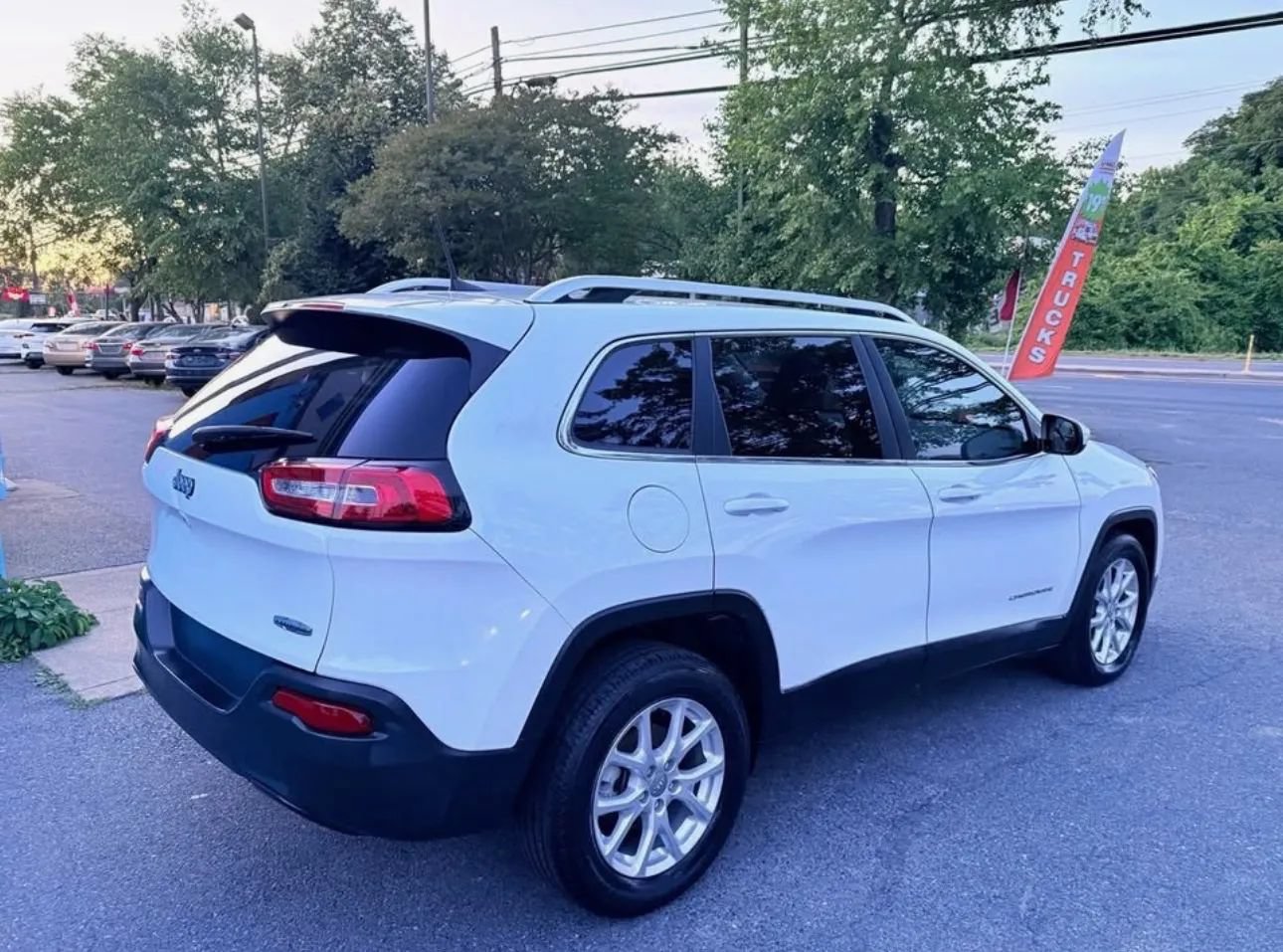 Used 2016 Jeep Cherokee Latitude w/ Cold Weather Group FWD image 12